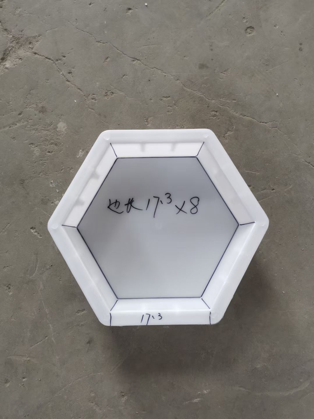 六角护坡模具是一种常见的塑料模具,主要用于制作混凝土六角护坡砖.