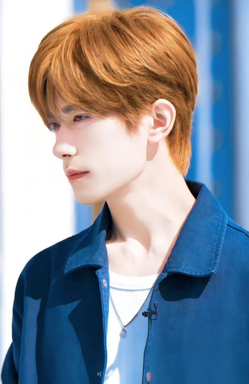 易烊千玺这款金发好好看,选对发色真的显得皮肤白.