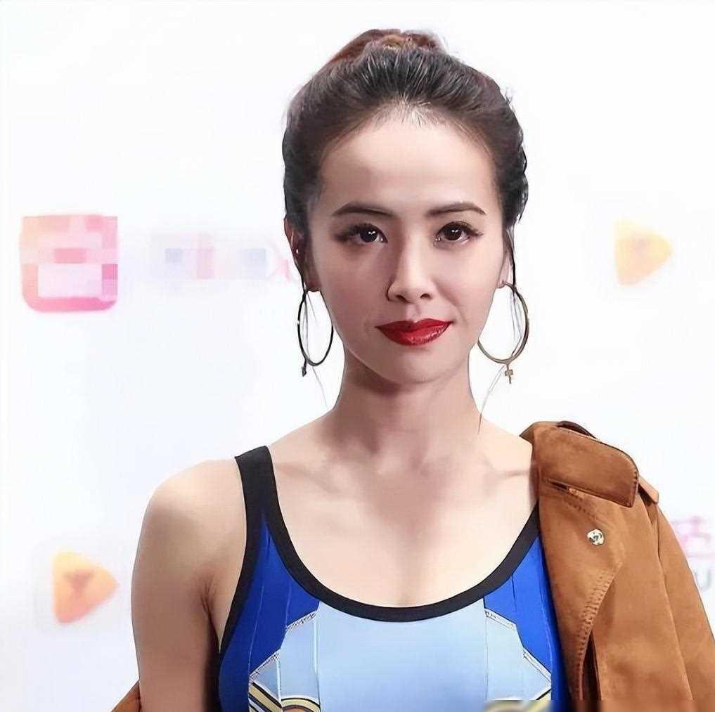 很幻灭!蔡依林现身贵阳机场,生图又矮又小比例差,被嘲不足15