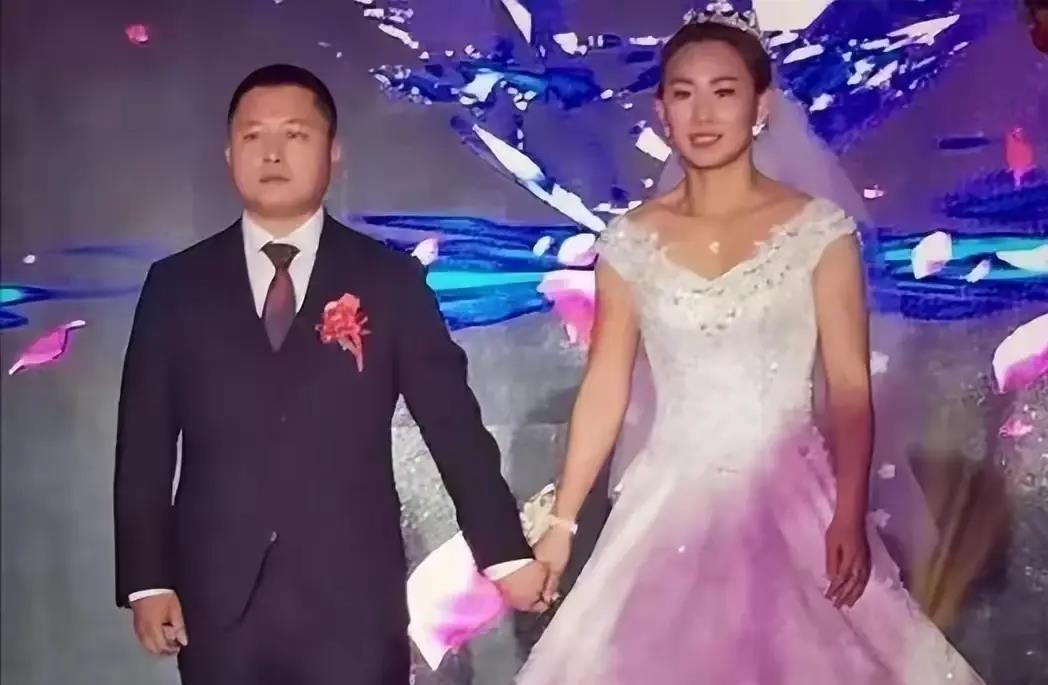 闫晓楠老公曝光!夫妻常年禁欲,看到照片后,网友:他一定很有钱