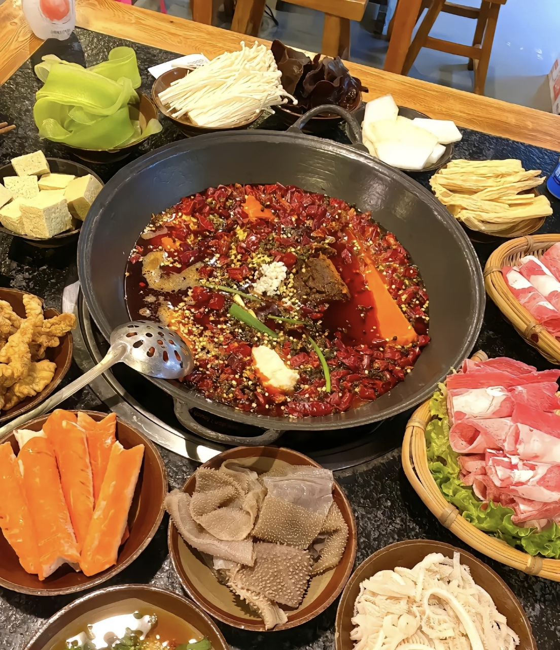 火锅不仅是一种美食,更是一种生活态度和文化传承.[原文