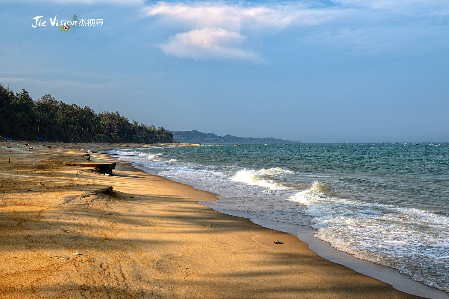 这里沙滩洁白,海水碧蓝,椰林茂密,渔村风情浓郁