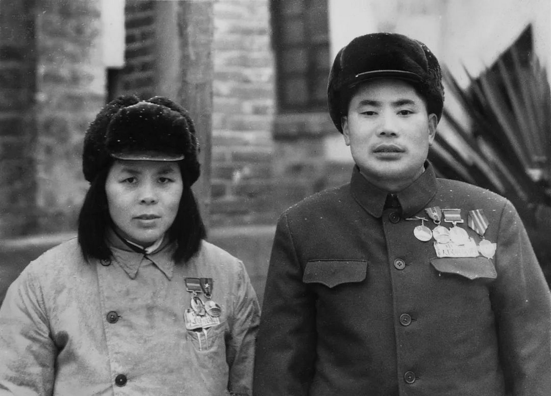 杨秋华与丈夫黄新逛街时,黄新因保护妻子而遭地痞围攻致死.