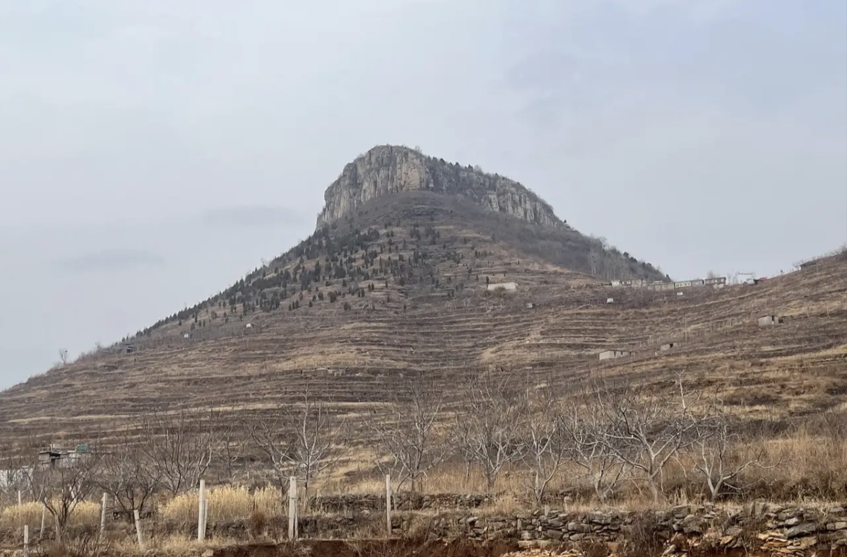 许家崖水库旁的险峻山峰柱子山