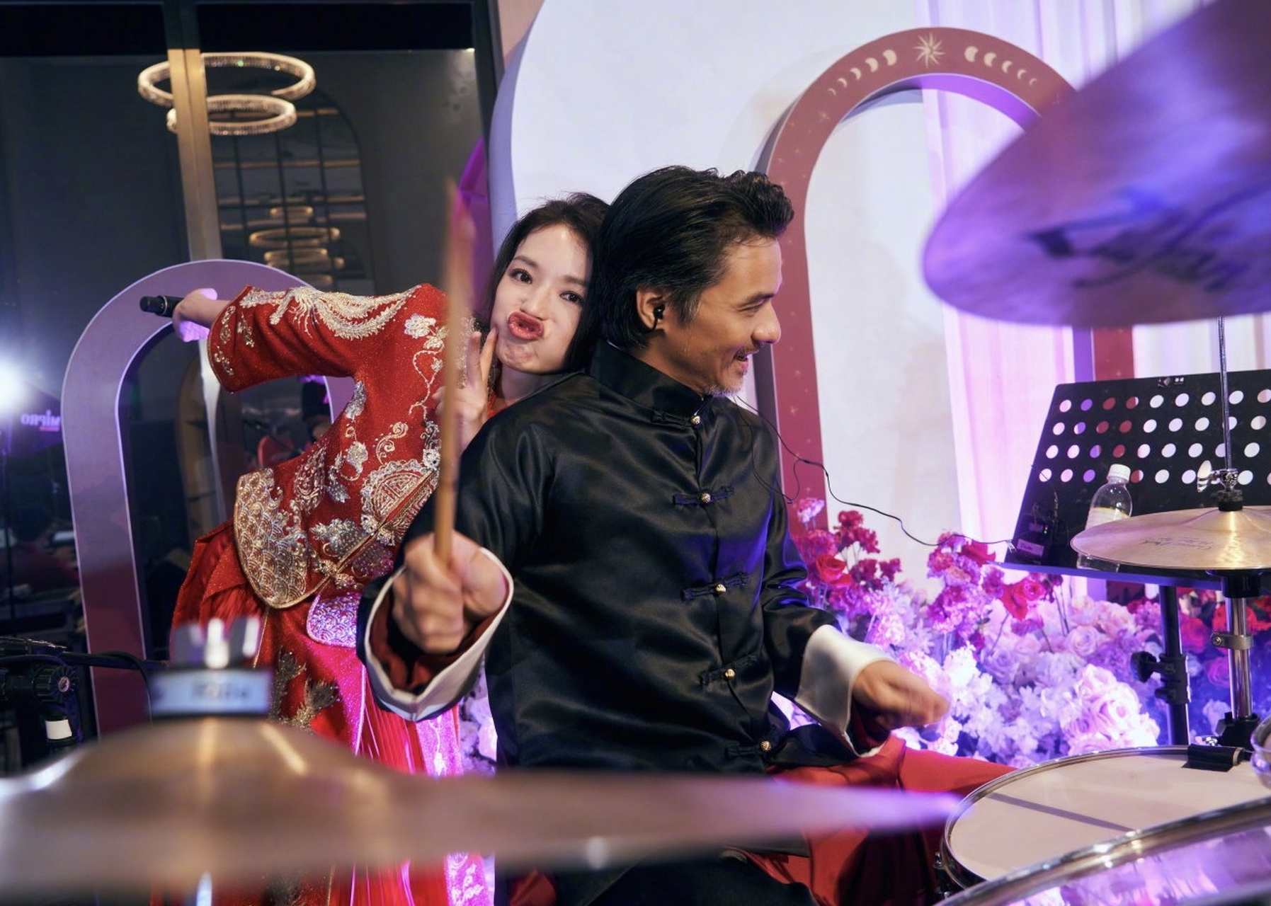 还公开表白"love u",照片中,舒淇和冯德伦都笑的很灿烂,冯德伦更是