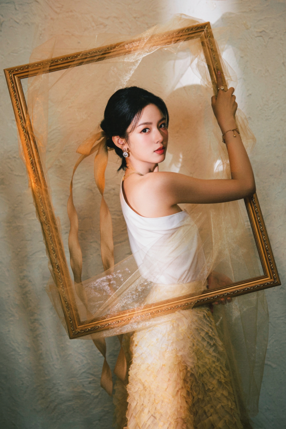 周也惊艳北京电影节红毯,清纯妩媚成焦点!