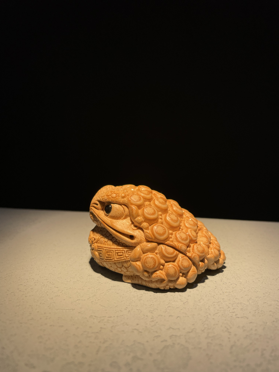 竹雕金蟾(鹰嘴金蟾)作者:周雄.工料俱佳,设计巧妙,也是独具一格.