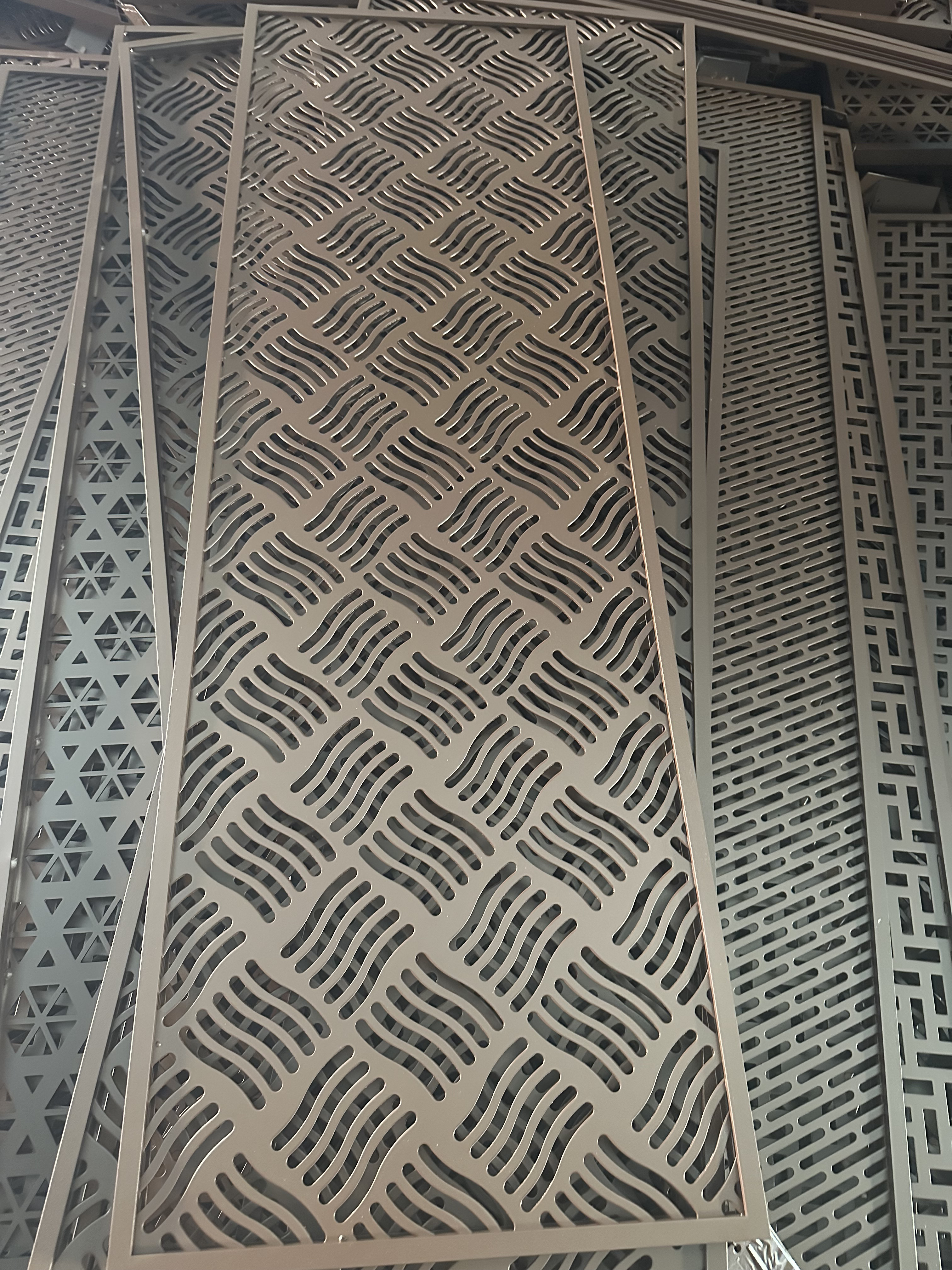 餐饮店艺术冲孔铝单板侧发光门头装饰