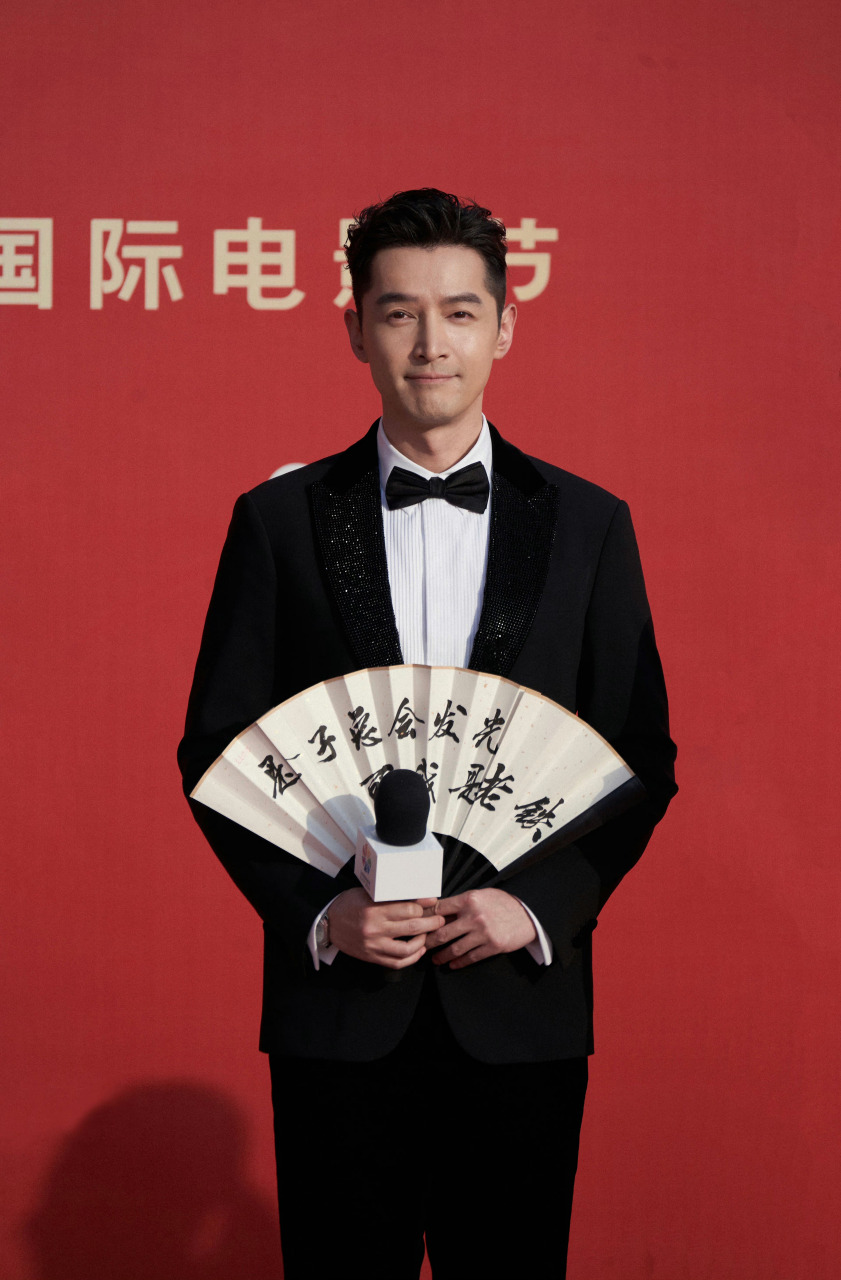 胡歌拿折扇走红毯#胡歌# #胡歌高圆圆走走停停