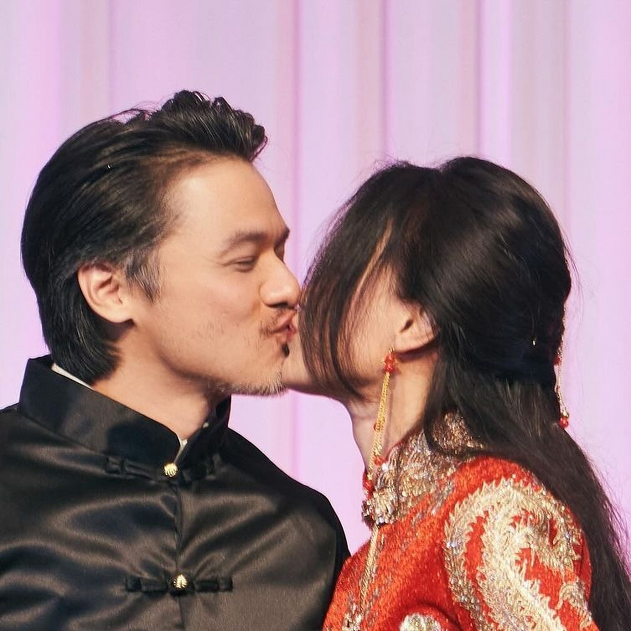 舒淇晒与冯德伦结婚周年纪念日合照,冯德伦虽然都有白胡子了, 但精神