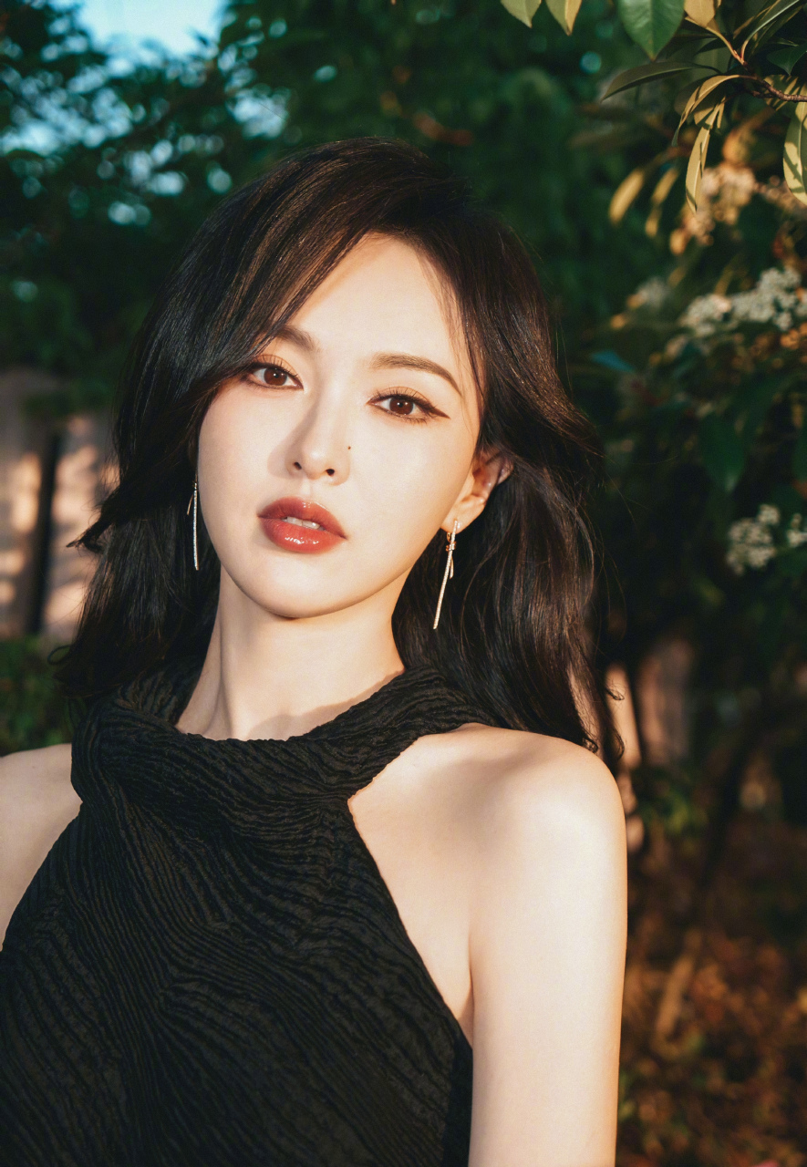 唐嫣新高定首穿,一身黑色连衣裙,好美好自信从容,这气质和身段绝了!