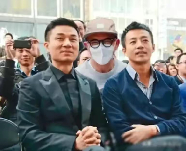 他比汪小菲大11岁,比具光头小1岁,身材管理比明星都好.