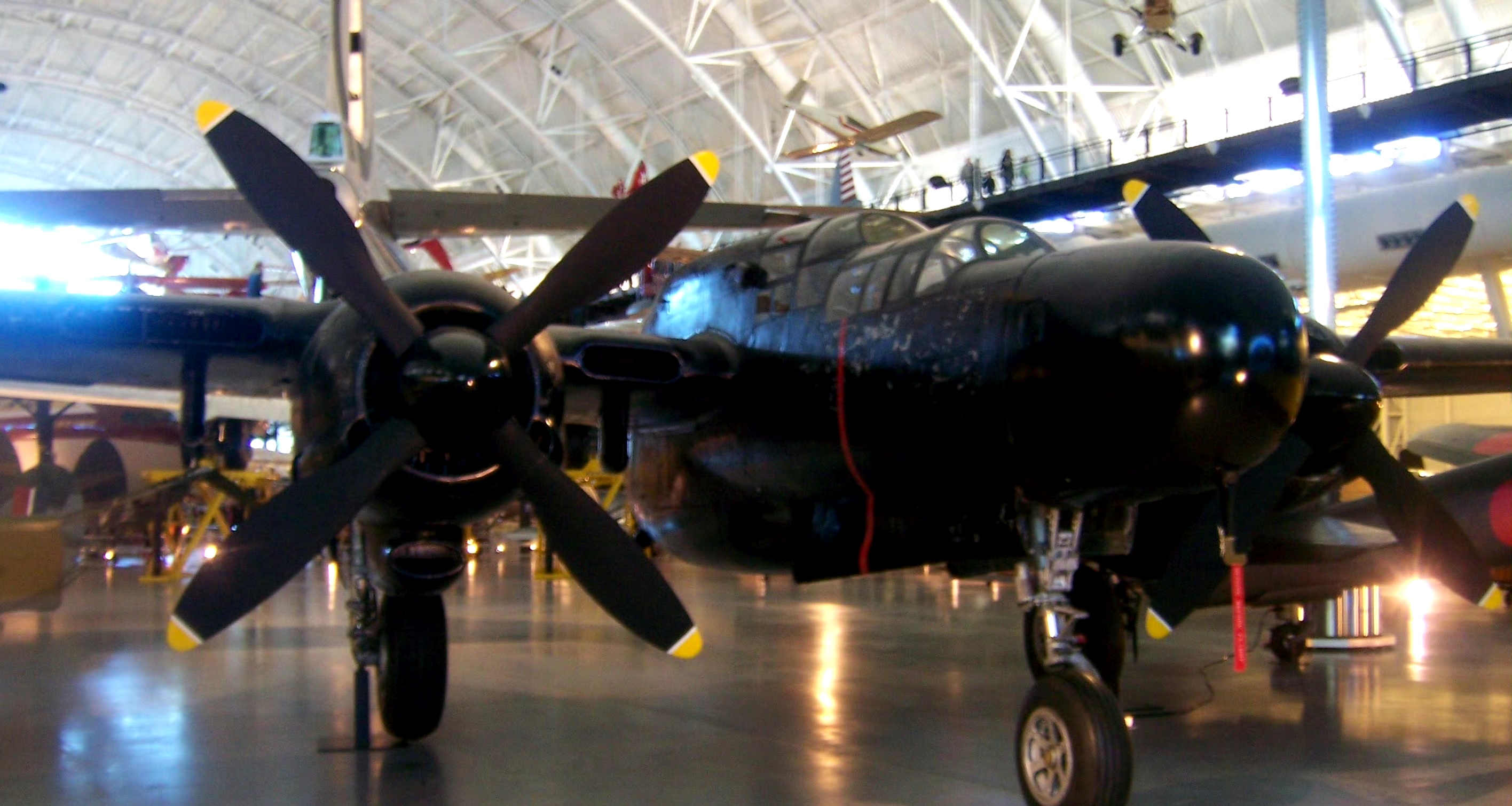 战机欣赏:美国诺斯罗普 p-61夜间战斗机,该机机身长14.9米,翼展20.