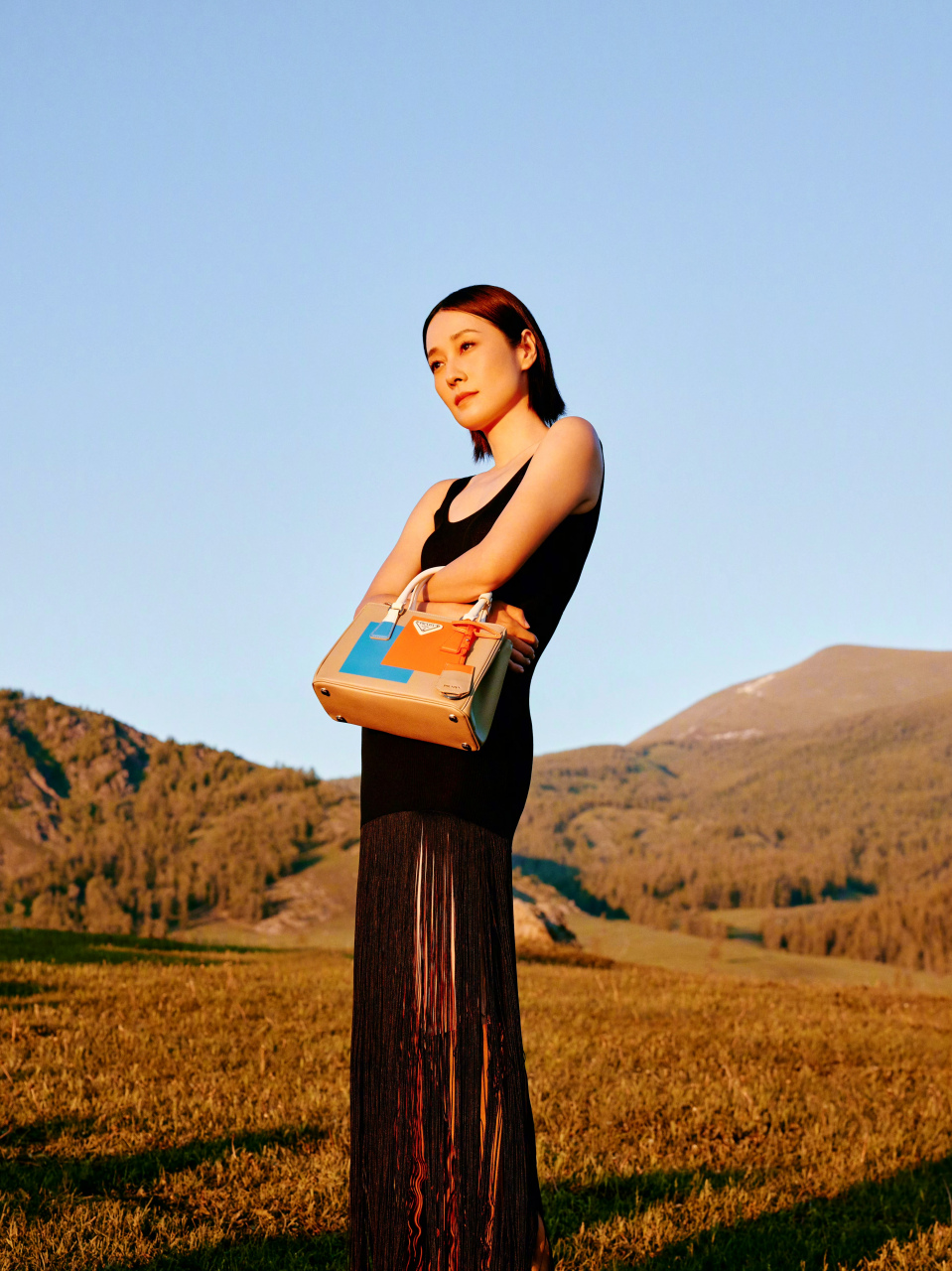 马伊琍短发最新造型户外留影,高档礼服,名牌包包,最新最酷的短发,高贵