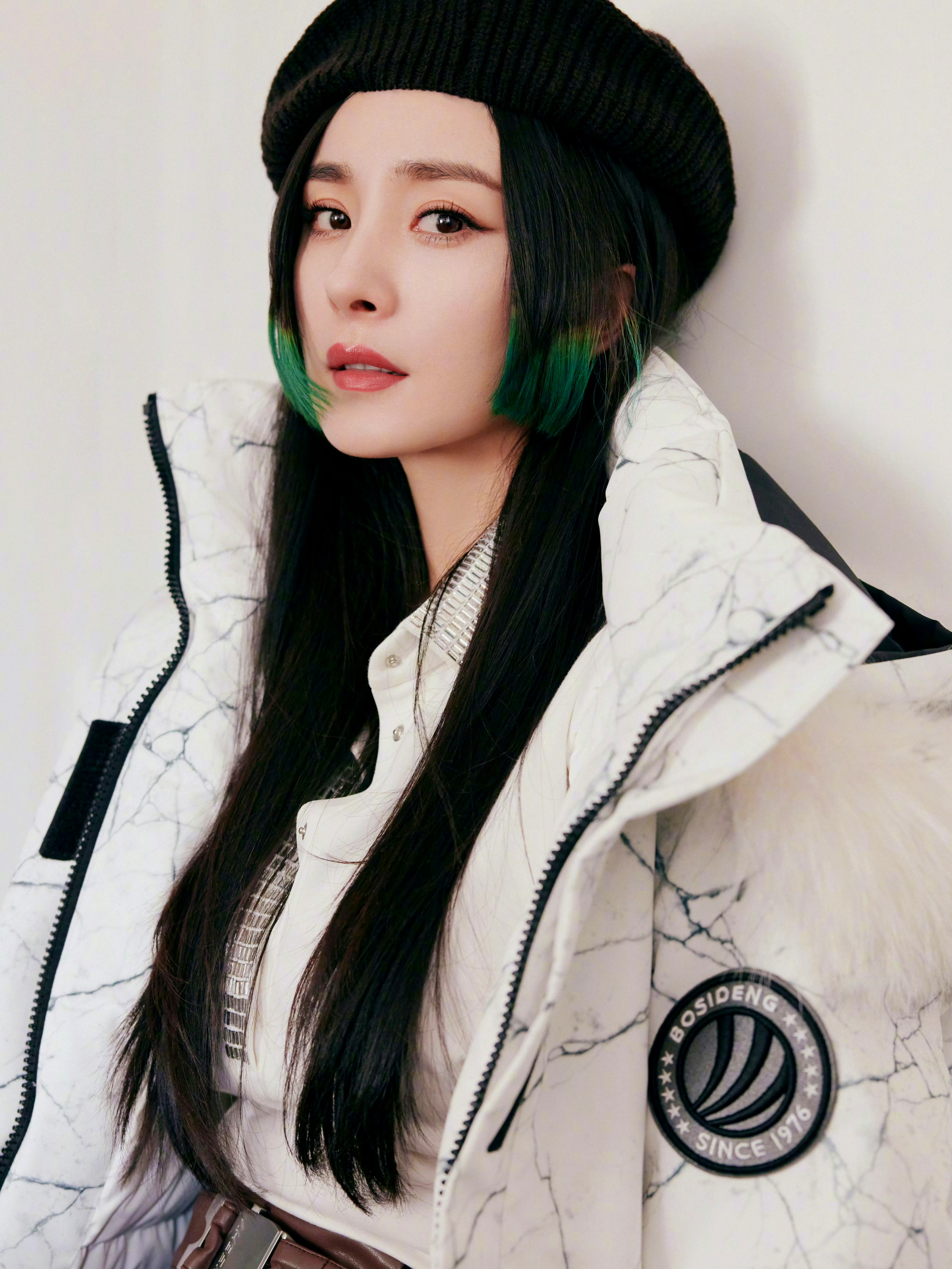 杨幂冬日留影,棉袄和帽子好好看,腿好冷,但这造型却很美!