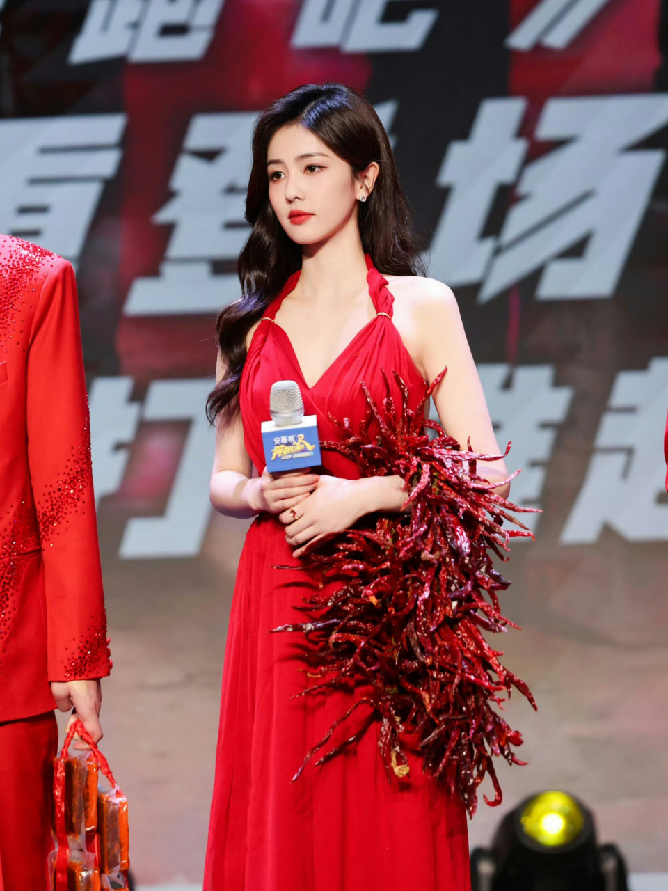 白鹿恭喜自己走进观众视野# #奔跑吧白鹿# 在提到如果回到奔跑吧录制