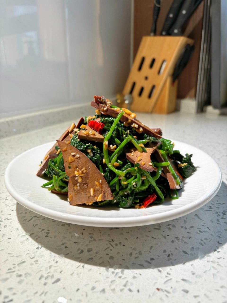 女性友好菜:菠菜拌猪肝   两种食材菠菜和猪肝,都是补血的食材 拌在一