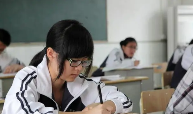 一位初中家长表示:宁愿让孩子在家里蹲,也不想让孩子去念技校