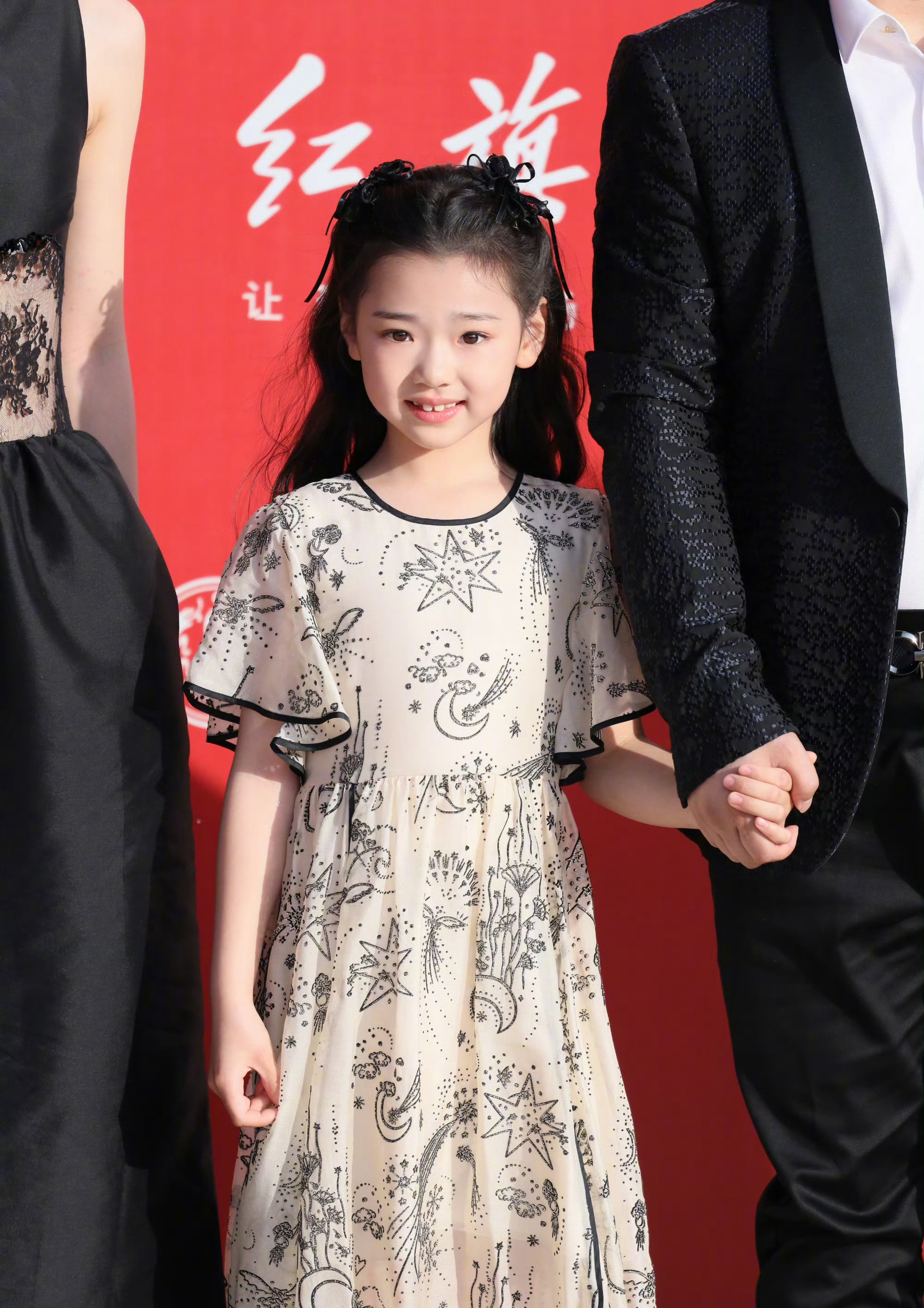董璇女儿小酒窝随剧组参加北影节落落大方好漂亮跟妈妈一样也是美人