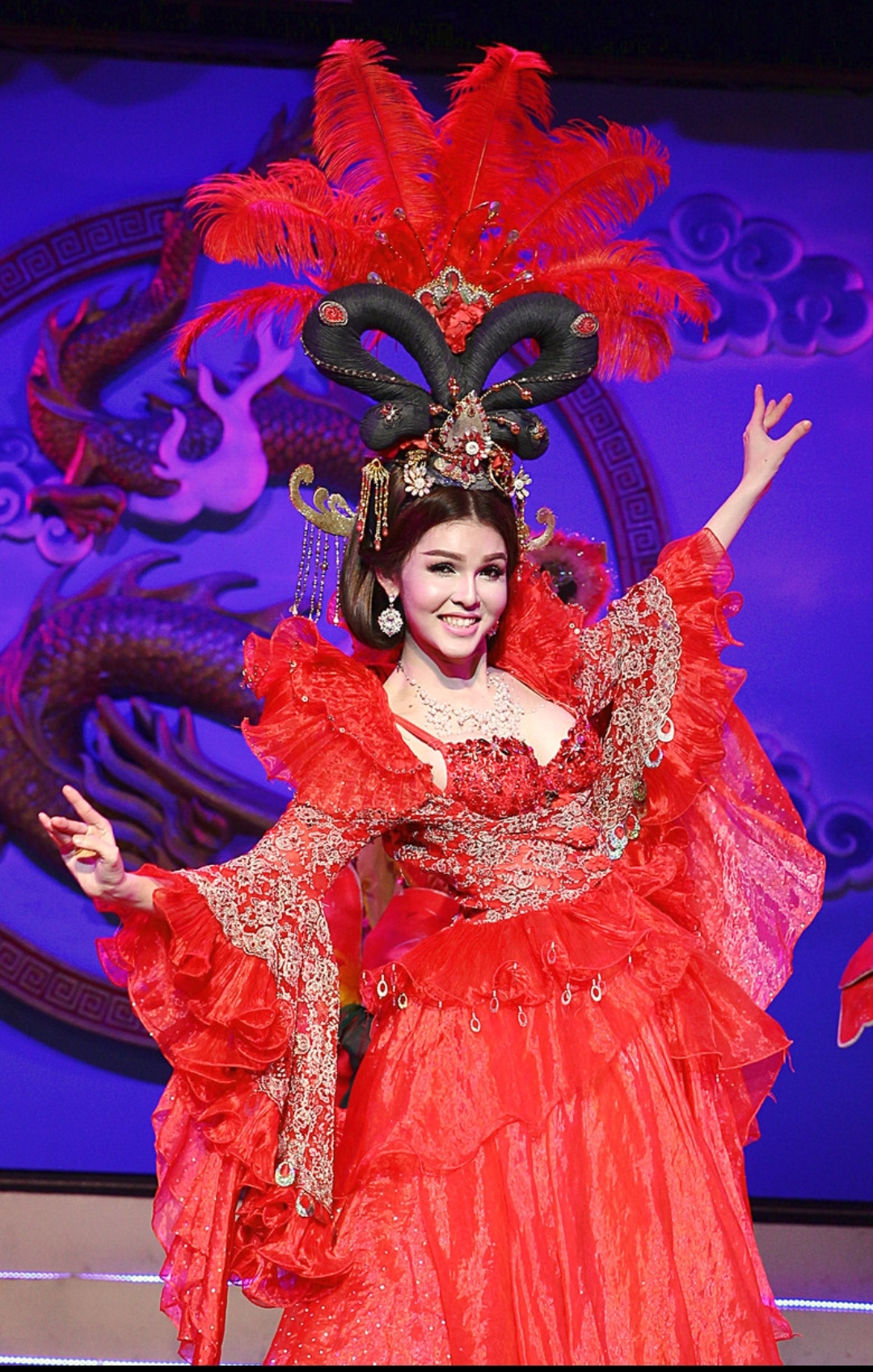 泰国人妖,最早是美军看女人表演,后来有泰国有些男扮女装加入表演,再