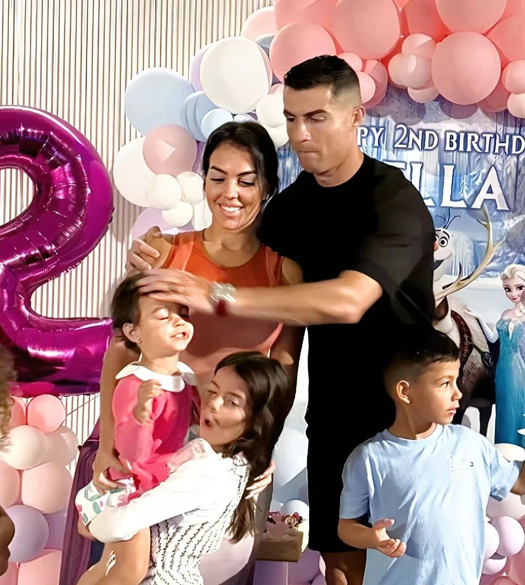 c罗两岁的小女儿真可爱,长得浓眉大眼小脸蛋的,既像妈妈又像爸爸,她的