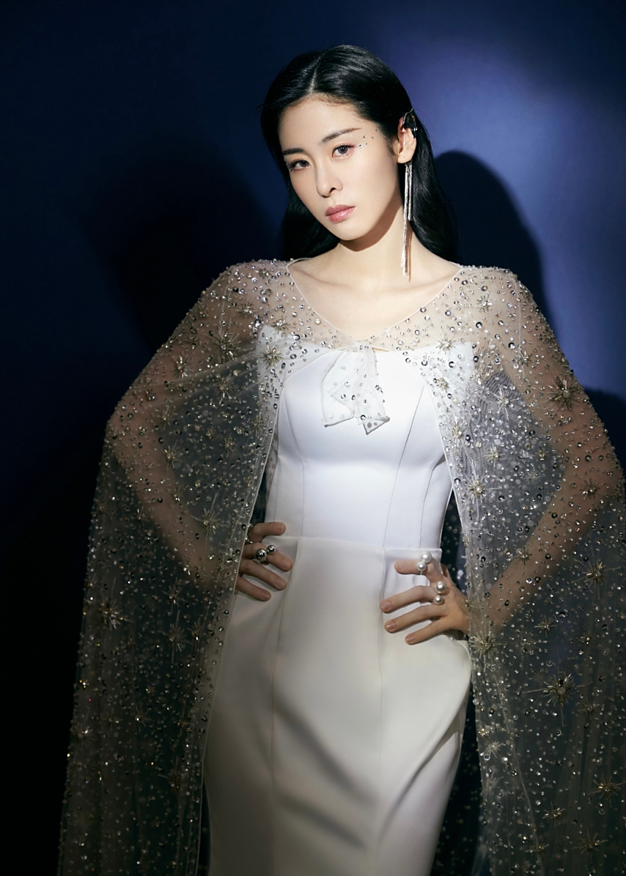 绝美瞬间,张碧晨美妆穿搭写真,记录女神每一个动人时刻!