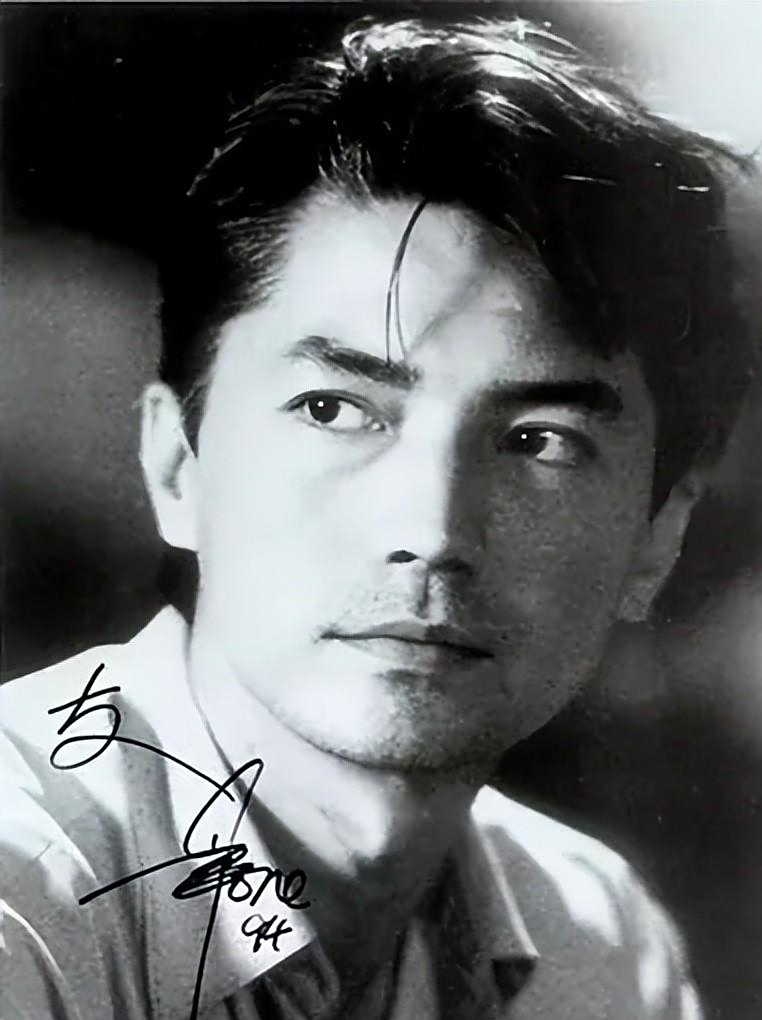 回顾尊龙被称亚洲美男,林青霞熬夜看他,71岁无妻无子与狗相伴