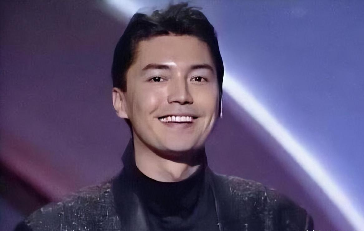 回顾尊龙被称亚洲美男,林青霞熬夜看他,71岁无妻无子与狗相伴