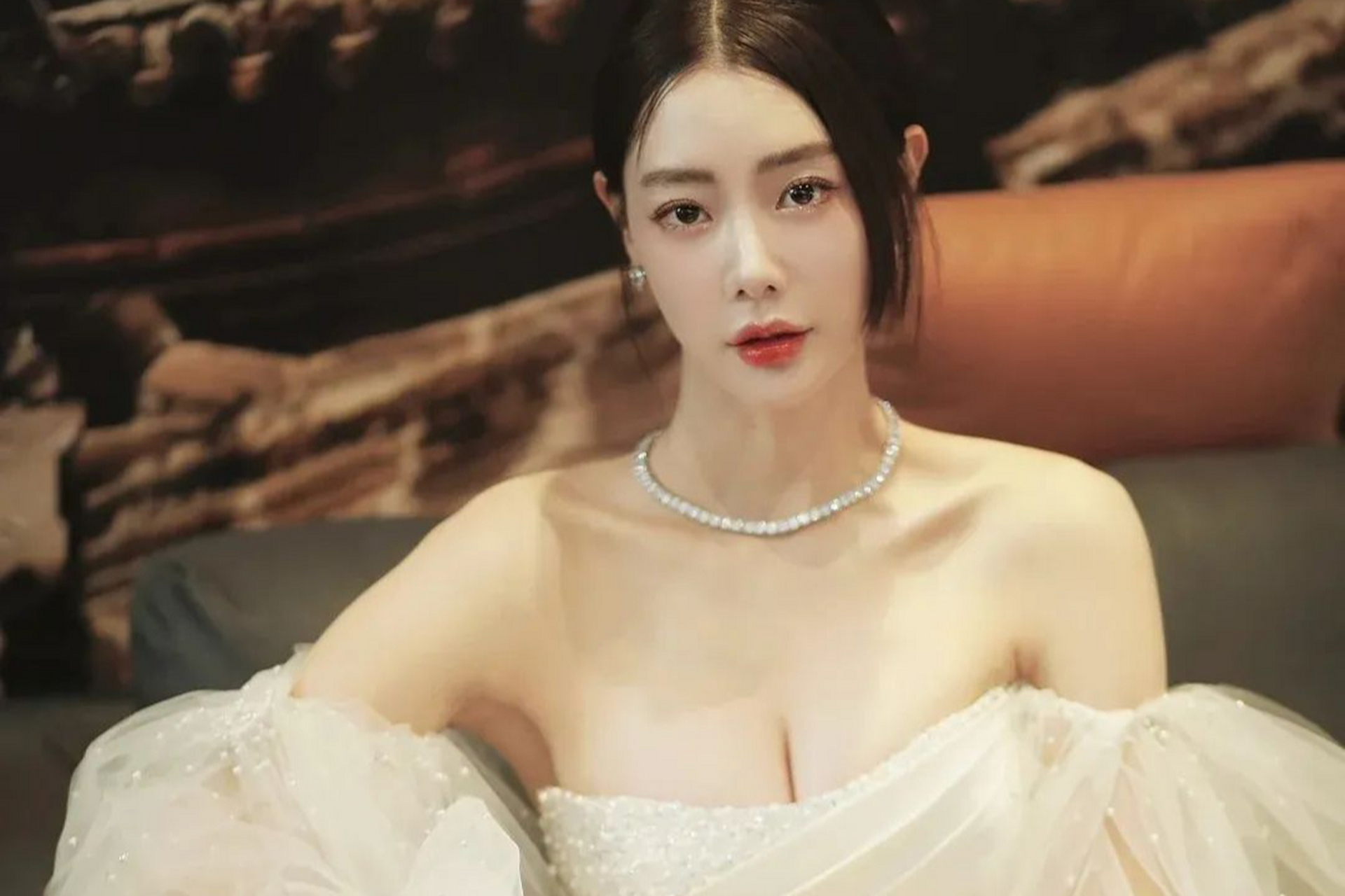 克拉拉(claralee),这位韩国耀眼女星,不仅以模特身份在时尚圈掀起狂潮