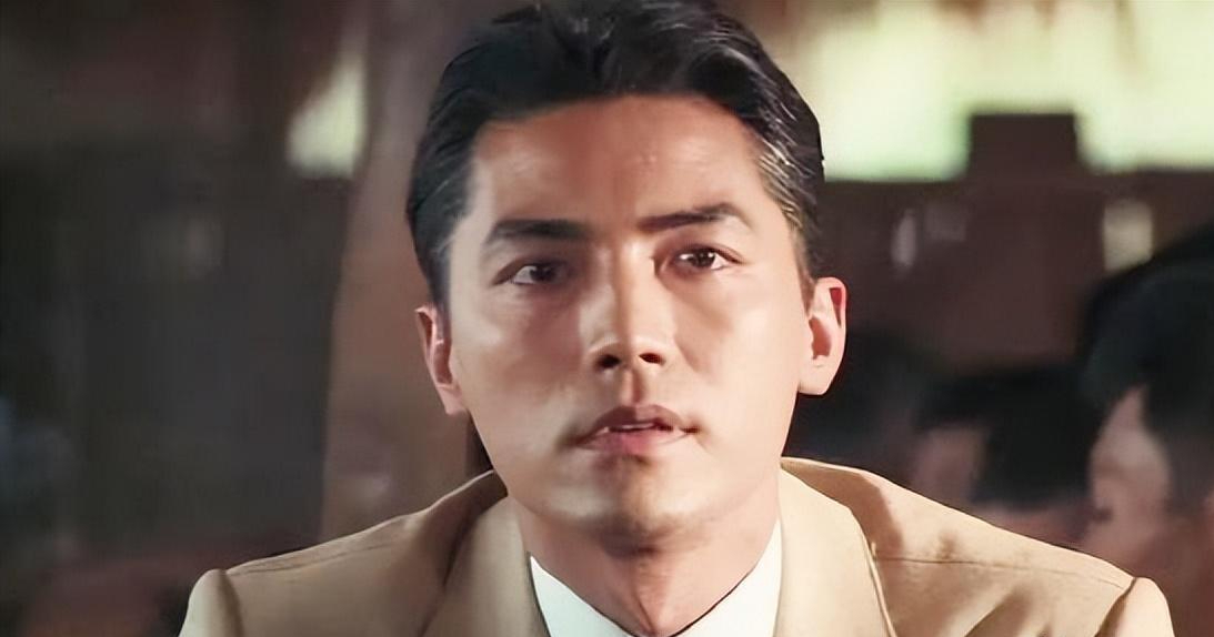 回顾尊龙被称亚洲美男,林青霞熬夜看他,71岁无妻无子与狗相伴