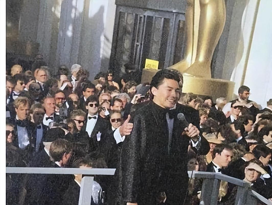 回顾尊龙被称亚洲美男,林青霞熬夜看他,71岁无妻无子与狗相伴