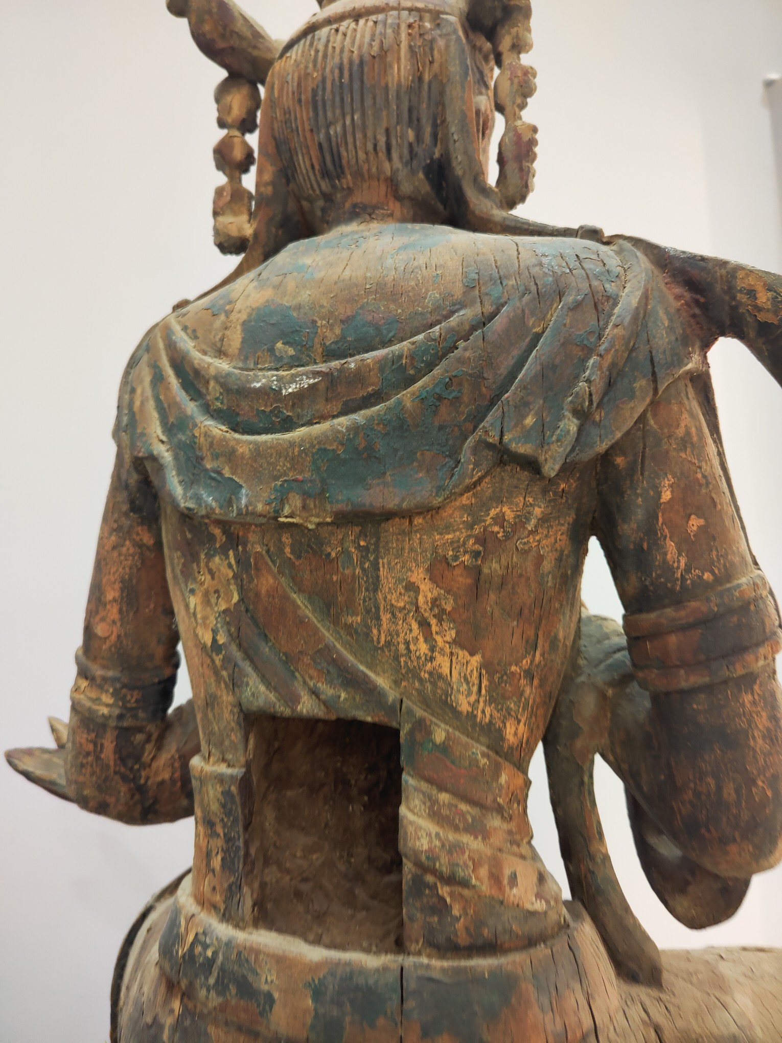 明清时期木雕彩绘佛像一尊,背后开光藏经书