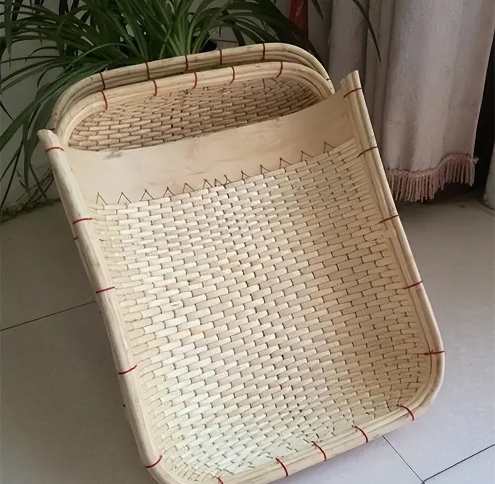 与"斗"相反的"簸箕"纹,三就是藤条或者竹篾编成的用以扬米去糠的器具