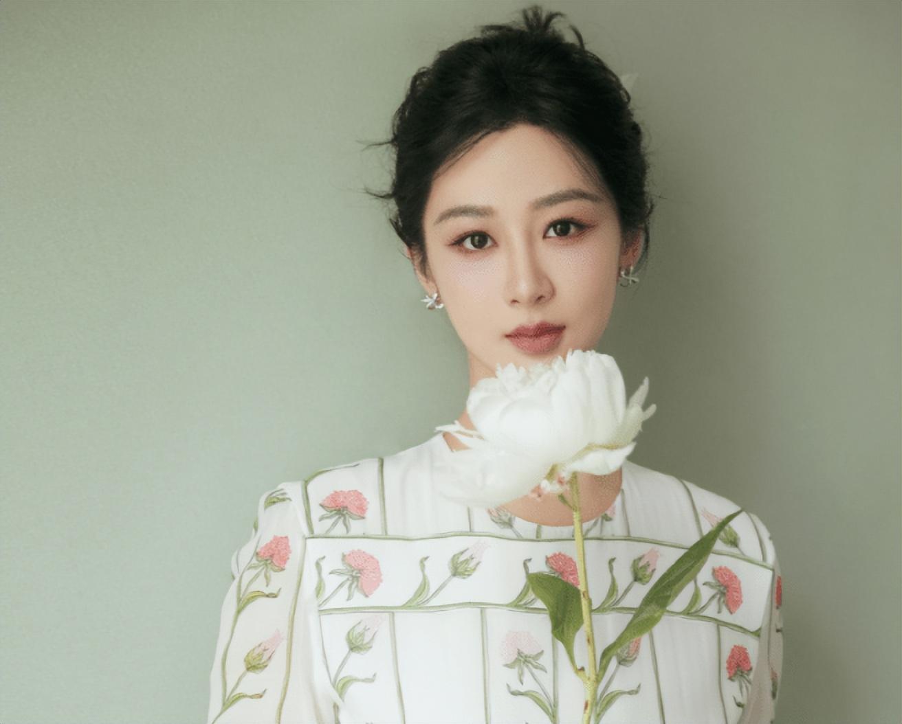 当86岁吴彦姝,61岁何赛飞撞上32岁杨紫,才发现,原来美无关年龄