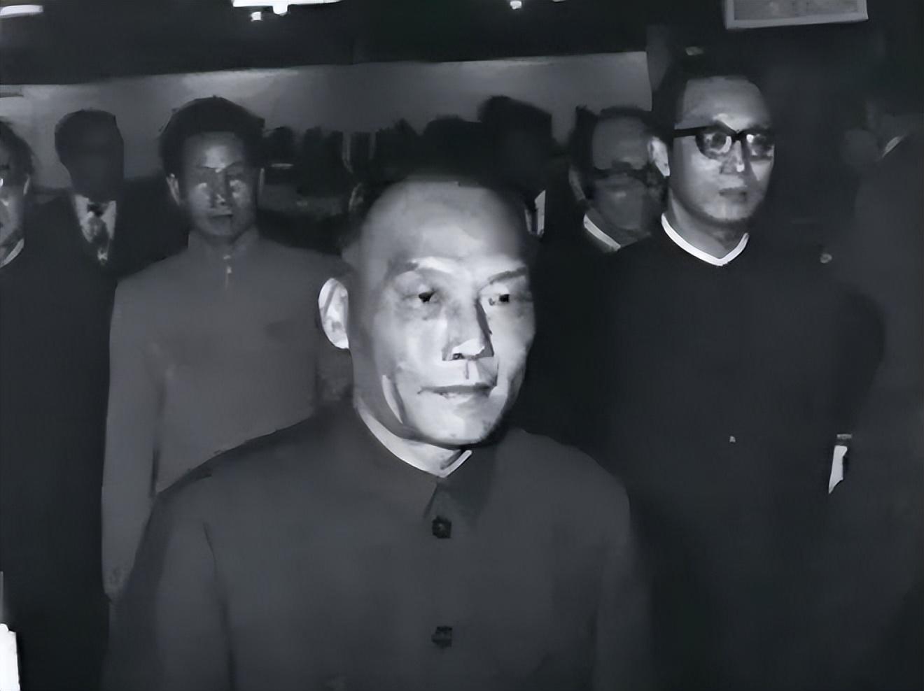 1976年熊向晖接到叶选基电话后吩咐妻子把叶帅给的茅台拿出来