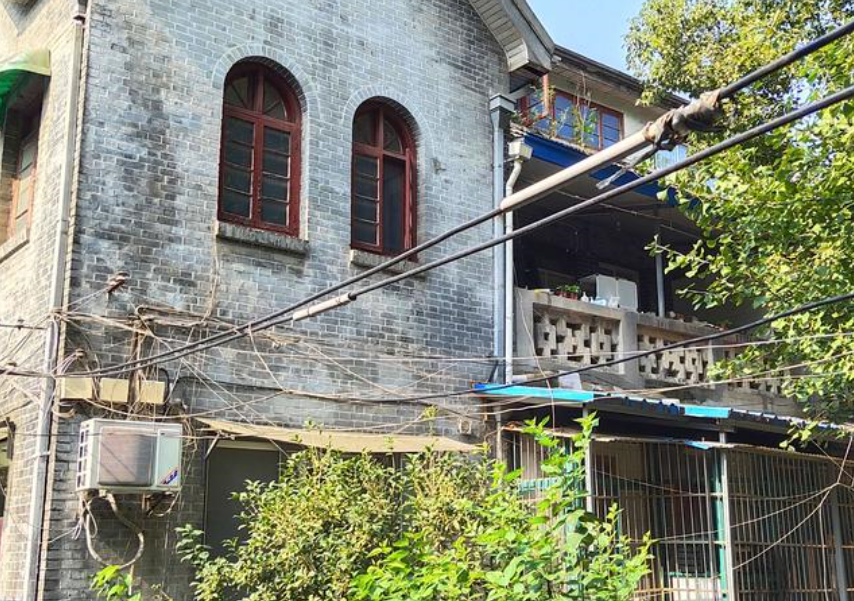 此人潜伏国民党19年,毛人凤曾是他的属下,身份暴露后用木板逃走