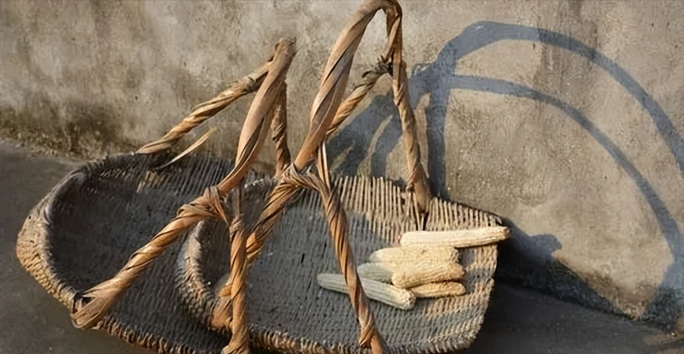 与"斗"相反的"簸箕"纹,三就是藤条或者竹篾编成的用以扬米去糠的器具