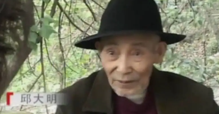 新婚四个月后,邱大明所在的部队接到紧急命令,连夜开拔,奔赴四川万源.