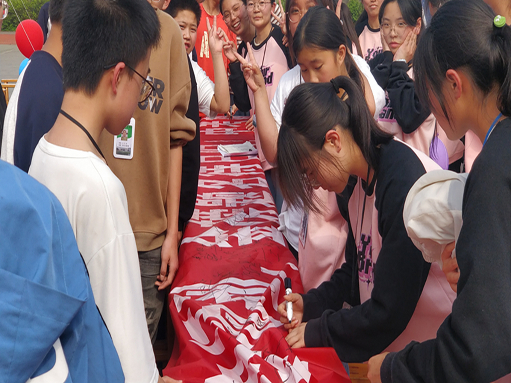 合江县白米镇中学举行2024年中考冲刺动员大会,全体师生参加.