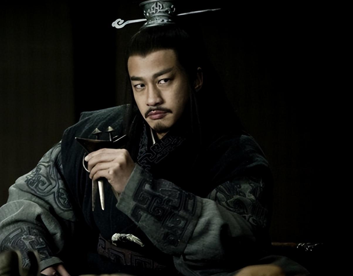 演员何润东长相不是帅出天际,却有着男子汉的气概,常年保持着健身,一