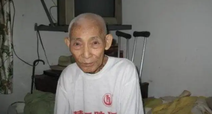 新婚四个月后,邱大明所在的部队接到紧急命令,连夜开拔,奔赴四川万源.