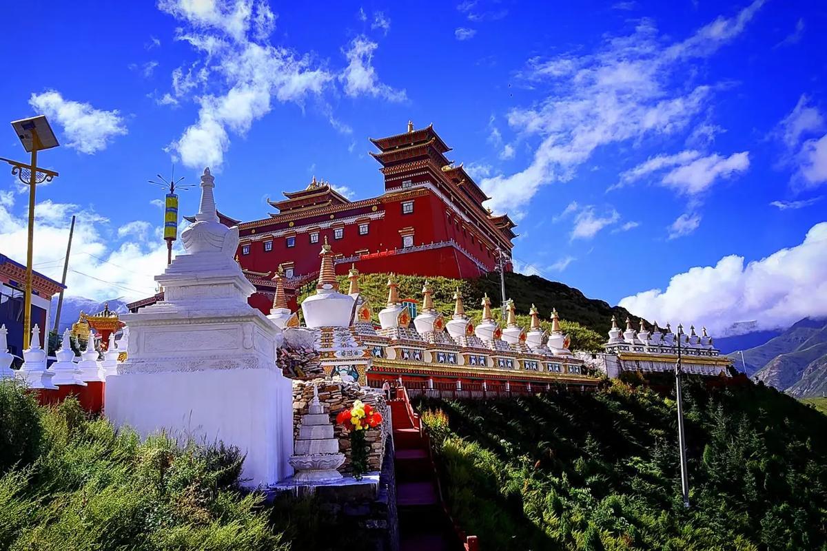 结古寺位于青海省玉树藏族自治州,是藏区重要的萨迦派寺院,以其宏伟