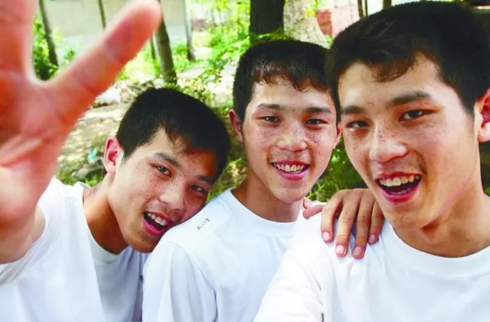 金榜题名这三兄弟分别叫做:赵凌霄,赵凌汉,和赵凌云