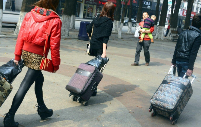 2021年湖南老汉偶遇工友老婆,抬头一看,竟是自己失踪14年的妻子