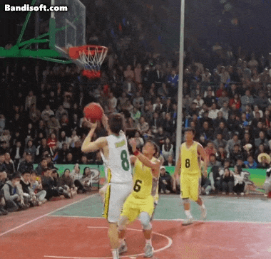 球赛不仅在村里面热火朝天,在国内外也是炙手可热,韩旭,马布里等篮球