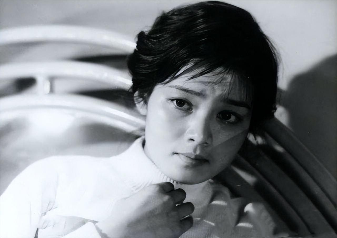 山&潘虹丛珊离异后带着孩子回国,又重新进入演艺圈,并嫁给了一位导演