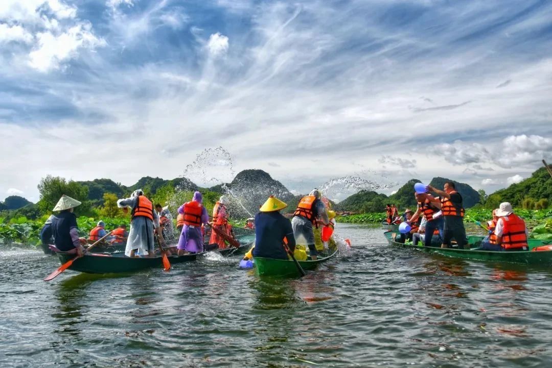网红达人来普者黑体验泼水狂欢啦