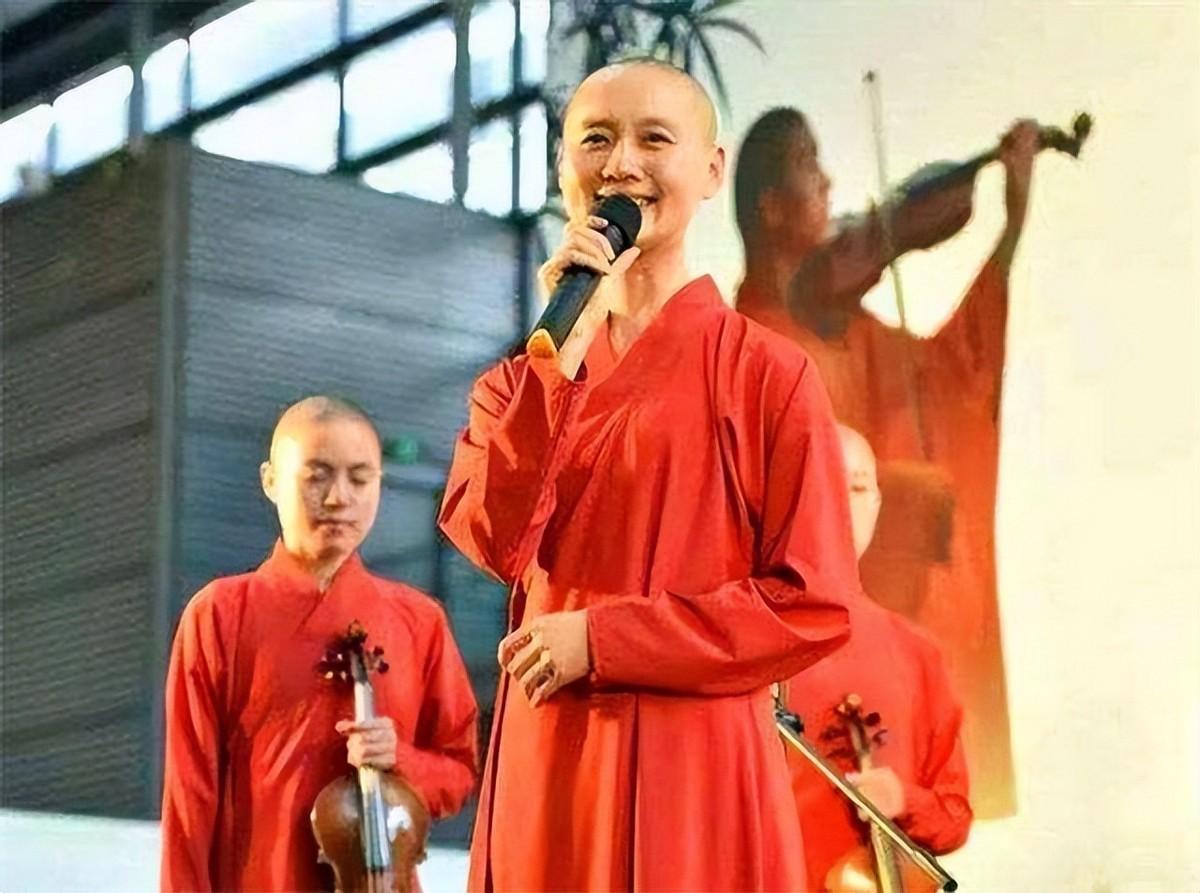 释正孝同练习用的小提琴以及其他僧人所用的乐器,大多数都是香客们