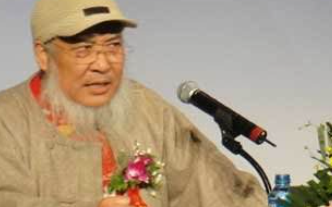 就这样,杨彦踏上了非洲寻找雕塑少女的路途,他背着画板在尼日利亚