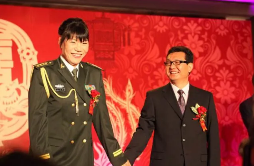 回顾郑海霞在鲁豫节目公开征婚,2010年嫁给粉丝,连办4场婚礼